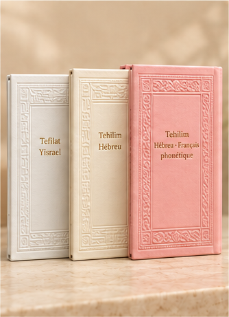 Trois livres de prières blancs, ivoire et rose