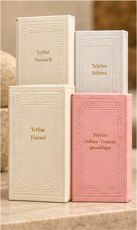Siddourim et tehillim ivoire et rose empilés